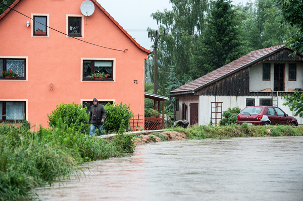 Intenzivní deště zvedly v úterý hladiny řek v Libereckém kraji. Smědá ve Višňové (na snímku) se dostala dopoledne na třetí povodňový stupeň za pouhou hodinu. Intenzivní deště zvedly v úterý hladiny řek v Libereckém kraji. Smědá ve Višňové (na snímku) se dostala dopoledne na třetí povodňový stupeň za pouhou hodinu.