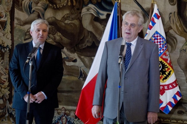Prezident Miloš Zeman při jmenování nového premiéra Jiřího Rusnoka (vlevo). Prezident Miloš Zeman při jmenování nového premiéra Jiřího Rusnoka (vlevo).