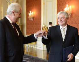Prezident Miloš Zeman jmenoval na Pražském hradě Jiřího Rusnoka premiérem.