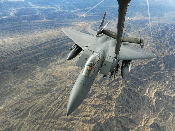 Americký F-15 Strike Eagle nad Afghánistánem. Americký F-15 Strike Eagle nad Afghánistánem.