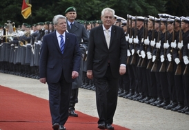 Německý prezident Joachim Gauck (vpředu vlevo) přijal Miloše Zemana na berlínském zámku Bellevue.