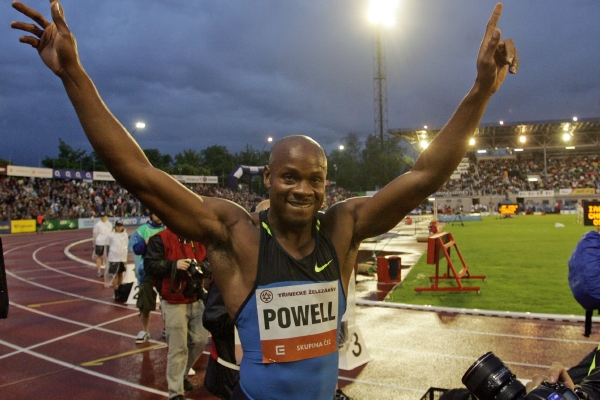Asafa Powell, při neúčasti Bolta hlavní hvězda atletické Zlaté tretry.