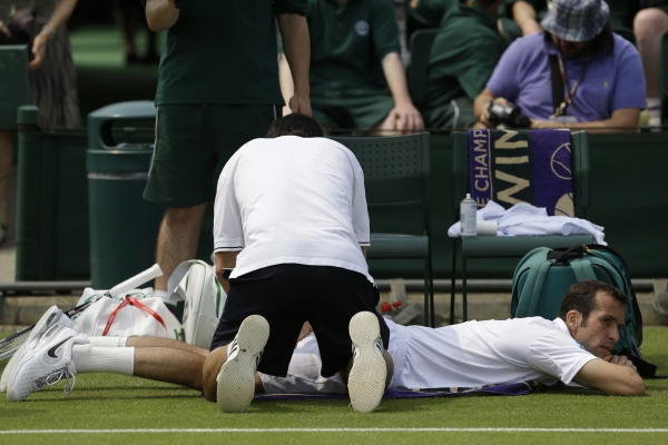 Účast Radka Štěpánka ve Wimbledonu ukončil zraněný stehenní sval.