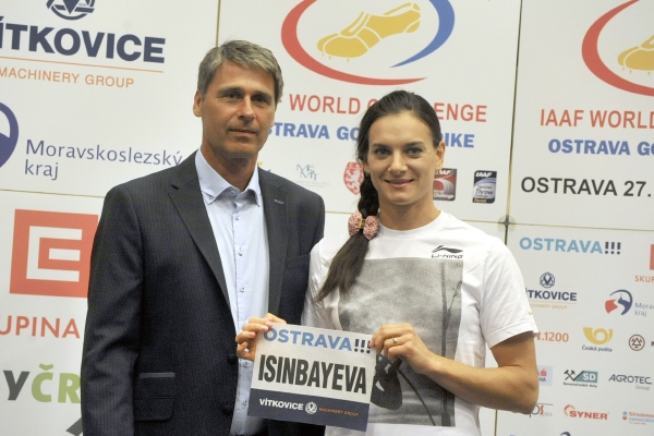 Jelena Isinbajevová s ředitelem Zlaté tretry Janem Železným. Jelena Isinbajevová s ředitelem Zlaté tretry Janem Železným.