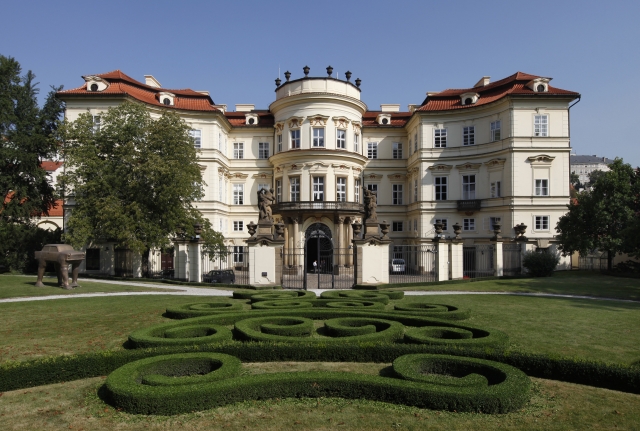 Prodej Lobkovického paláce v Praze Německu je otázkou ceny.