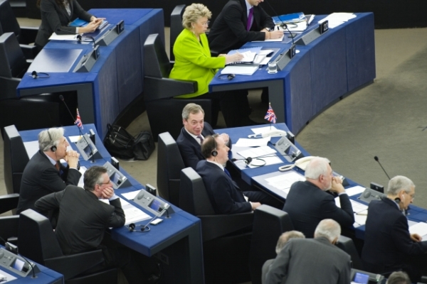 Předběžnou dohodu vyjednávačů nyní musí potvrdit Evropský parlament a vlády v EU.