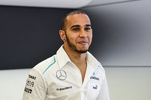 Lewis Hamilton je před nedělní VC Velké Británie hodně natěšený. Lewis Hamilton je před nedělní VC Velké Británie hodně natěšený.