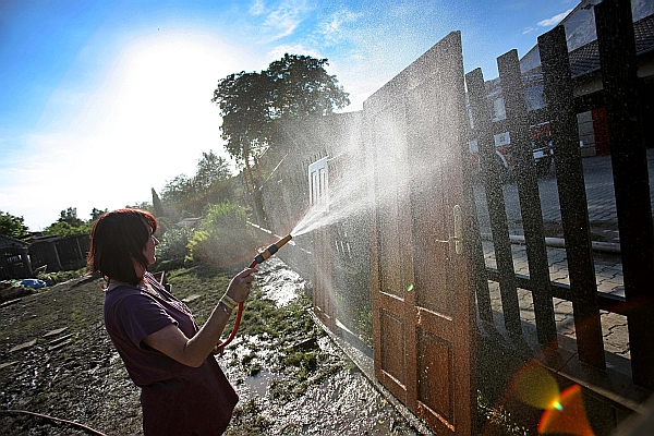 Lidé zasaženi velkou vodou na začátku června ještě stále likvidují škody a uklízí (ilustrační foto).