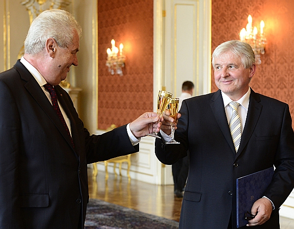 Jiřího Rusnoka v úterý jmenoval předsedou úřednické vlády prezident Miloš Zeman. Jiřího Rusnoka v úterý jmenoval předsedou úřednické vlády prezident Miloš Zeman.