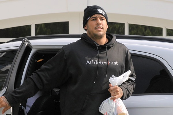 Profesionální hráč amerického fotbalu Aaron Hernandez byl zatčen a obviněn z vraždy, za což mu hrozí doživotní trest. Profesionální hráč amerického fotbalu Aaron Hernandez byl zatčen a obviněn z vraždy, za což mu hrozí doživotní trest.