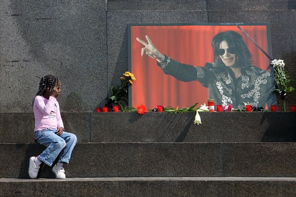 Michael Jackson zemřel 25. června 2009 poté, co dostal od svého lékaře léky na spaní.