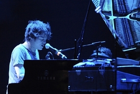 Jamie Cullum někdy přezdívaný Sinatra v teniskách nezavítá na Colours poprvé. Vystoupil už v roce 2009.
