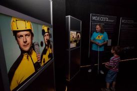 V sekci zrakově postižených provázejí slepci.