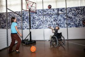 Hrát basketbal na vozíku není vůbec jednoduché.