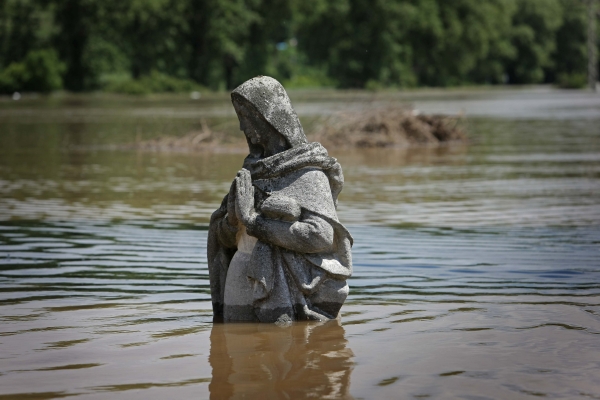 Při povodních zahynulo patnáct lidí. Při povodních zahynulo patnáct lidí.