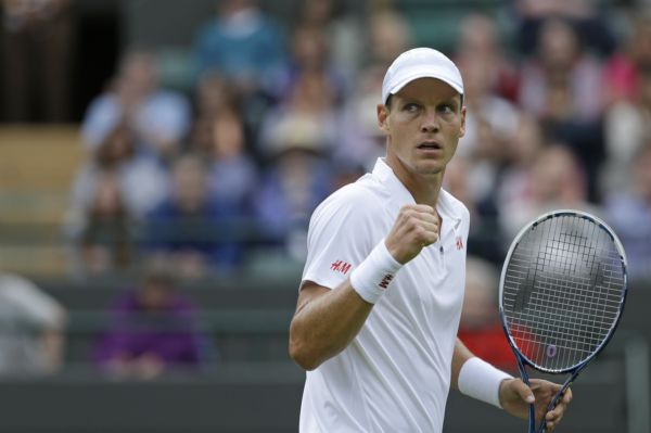 Tomáš Berdych se raduje z postupu do třetího kola Wimbledonu. Tomáš Berdych se raduje z postupu do třetího kola Wimbledonu.
