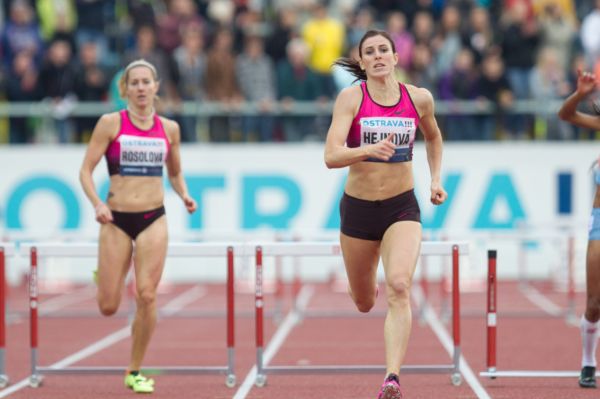 Zuzana Hejnová (vpravo) a Denisa Rosolová v cílové rovince Zlaté tretry.