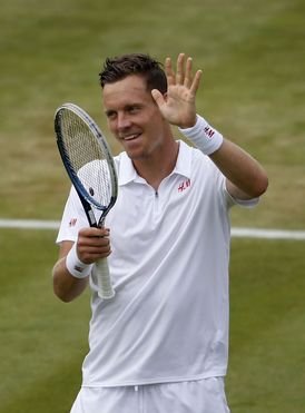 Tomáš Berdych se raduje z postupu do třetího kola Wimbledonu.