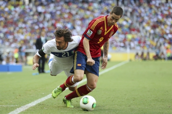 Italský záložník Andrea Pirlo v souboji s Fernandem Torresem ze Španělska. Italský záložník Andrea Pirlo v souboji s Fernandem Torresem ze Španělska.