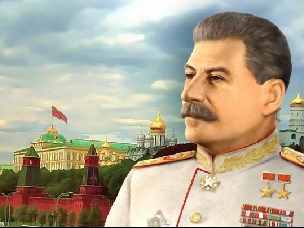 V Kremelské zdi leží i Stalin. Stále k němu chodí truchlicí.