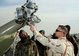 Afghánci a američtí istruktoři se dívají na rotor vrtulníku Mi-17, který byl do Afghánistánu dopraven z Česka.