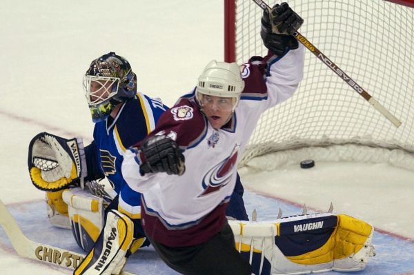 Alex Tanguay se vrací do Colorada, kde v roce 2001 získal Stanley Cup. (archivní foto)