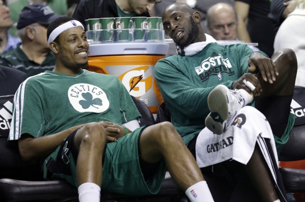 Basketbalové hvězdy Paul Pierce (vlevo) a Kevin Garnett.