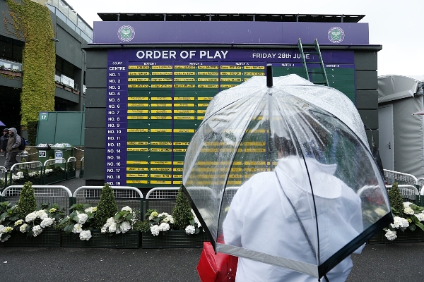 Ve Wimbledonu prší. Ve Wimbledonu prší.