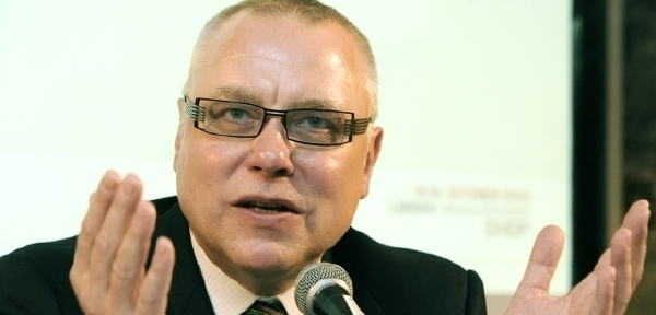 Bakalova Economia může převzít Centrum Holdings, potvrdil úřad. 