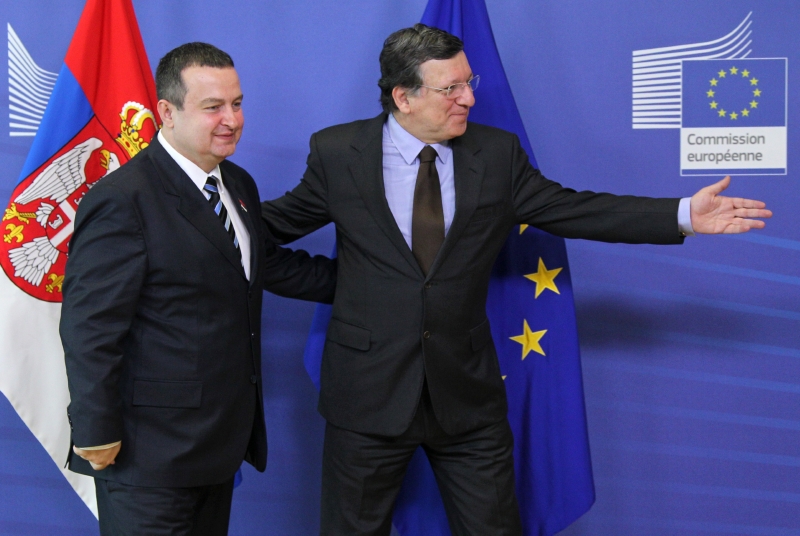 Summit Evropské unie rozhodl o začátku jednání o vstupu Srbska do unie. Na snímku šéf Evropské komise José Manuel Barroso (vpravo) a srbský premiér Ivica Dačič.