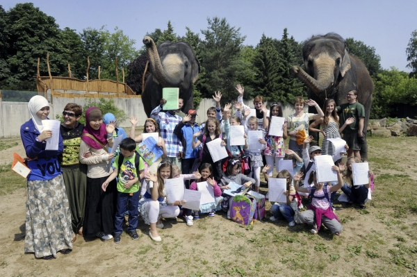 Děti z ústecké Základní školy Anežky České převzaly 28. června vysvědčení ve venkovním sloním výběhu v Zoo Ústí nad Labem.