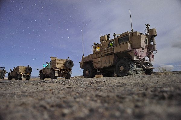 Kolona obrněnců MRAP v Afghánistánu.