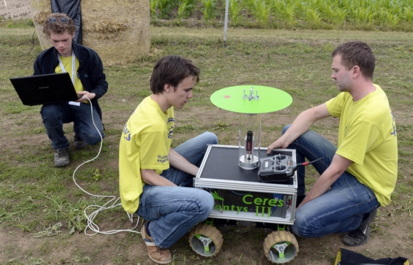 Na pokusném poli České zemědělské univerzity v Praze se 28. června konalo finále mezinárodní soutěže polních robotů. Roboti musejí předvést, jak zvládají průjezd řádky rostlin na poli, ale také jak se dokážou vyhnout překážce. Na pokusném poli České zemědělské univerzity v Praze se 28. června konalo finále mezinárodní soutěže polních robotů. Roboti musejí předvést, jak zvládají průjezd řádky rostlin na poli, ale také jak se dokážou vyhnout překážce.
