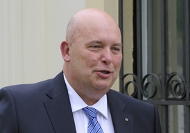 Na snímku odchází z jednání s premiérem prezident Potravinářské komory ČR Miroslav Toman, který přijal místo ministra zemědělství v Rusnokově úřednické vládě.