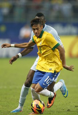 Brazilský útočník Neymar se postaví proti svým budoucím spoluhráčům z Barcelony.