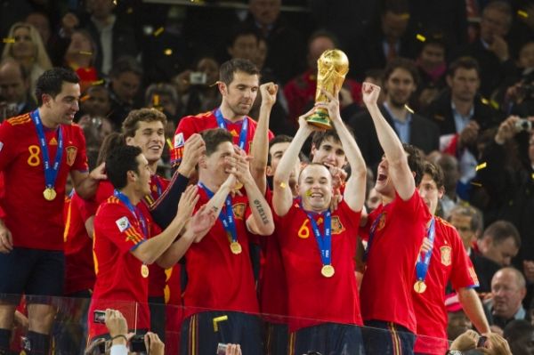 Fotbalisté Španělska chtějí po triumfech na mistrovství světa a Evropy ovládnout také Pohár FIFA. Fotbalisté Španělska chtějí po triumfech na mistrovství světa a Evropy ovládnout také Pohár FIFA.