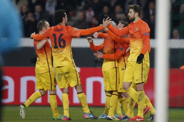 Fotbalisté Barcelony se radují z gólu. Fotbalisté Barcelony se radují z gólu.