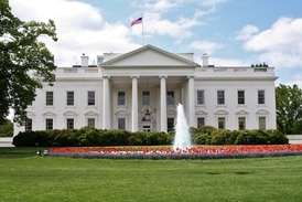 Washington v pátek povolil části svého diplomatického personálu v Egyptě a jejich rodinným příslušníkům opustit tuto zemi.