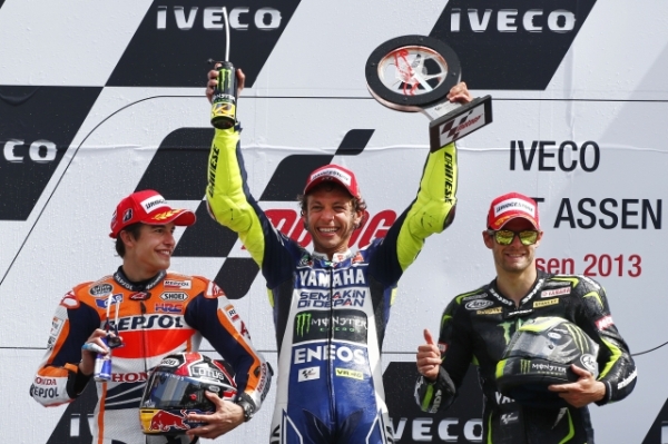 Valentino Rossi se raduje z triumfu na VC Nizozemska. 