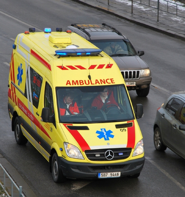Motorkář z nezjištěných příčin vyjel mimo vozovku, kde narazil do svodidel (ilustrační foto).