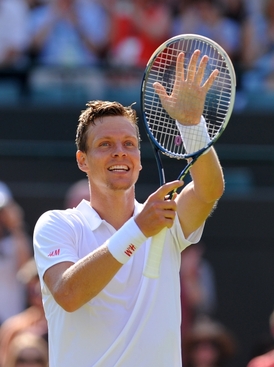 Tomáš Berdych se raduje z postupu do osmifinále.