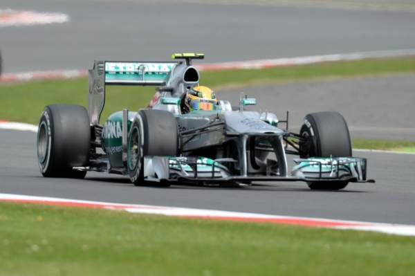 Lewis Hamilton si v Mercedesu dojel pro první místo v kvalifikaci na Velkou cenu Velké Británie.