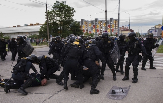 Policie zadržela 28 lidí.