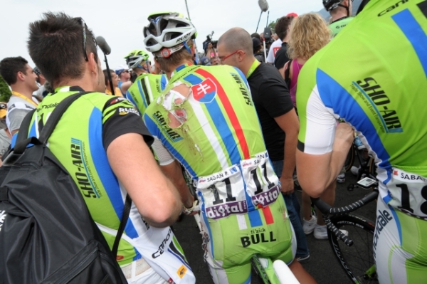 Slovenský cyklista Peter Sagan musel být po hromadné kolizi ošetřován. Slovenský cyklista Peter Sagan musel být po hromadné kolizi ošetřován.