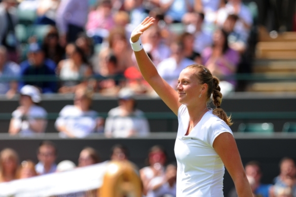 Petra Kvitová se raduje z postupu do osmifinále Wimbledonu.