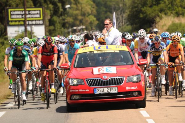 Červený ředitelský superb v čele Tour de France.