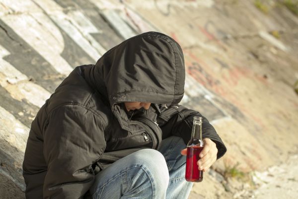 Děti a mladiství konzumují alkohol i tvrdší drogy. Odborníci pro ně plánují otevřít specializovanou ambulanci (ilustrační foto).