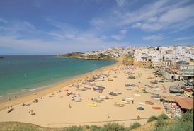 Algarve je oblíbeným cílem evropských turistů.