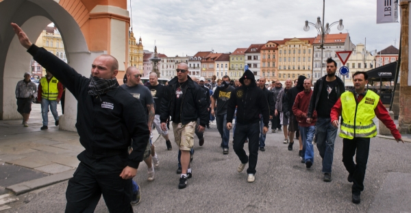 Hajlující demonstranti na českobudějovickém náměstí.