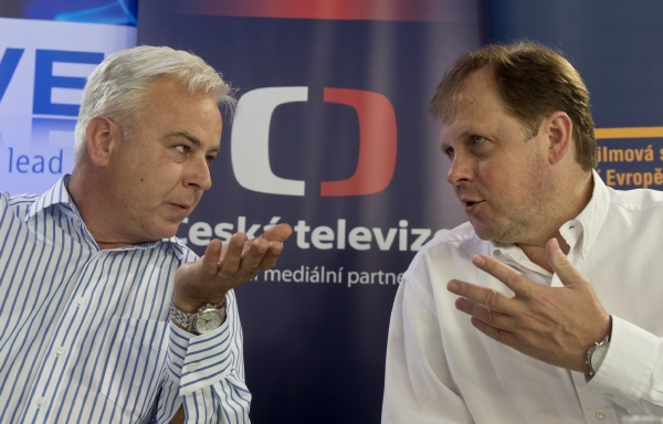 Předseda správní rady Filmové nadace RWE a Barrandov Studio Martin Chalupský (vlevo) a generální ředitel České televize Petr Dvořák.